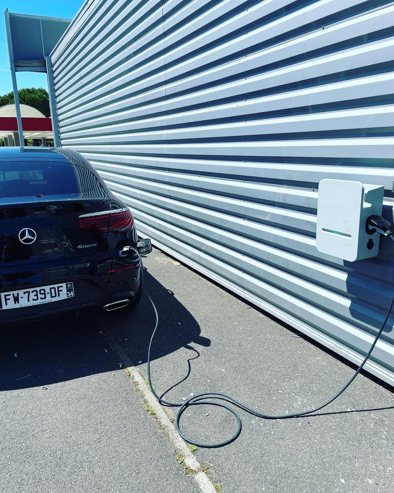 Borne de recharge Hager IRVE installée par Gap Énergie chargeant un véhicule électrique