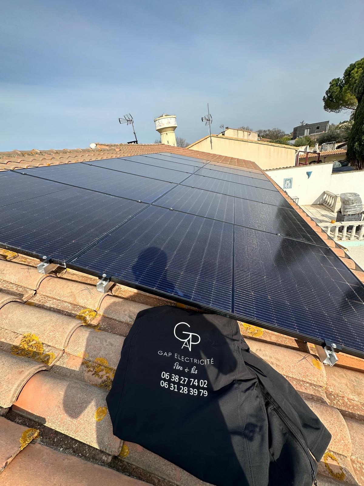 Installation panneaux solaires photovoltaïques avec logo Gap Énergie sur toiture