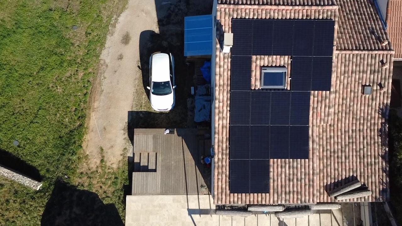Vue aérienne installation panneaux solaires sur maison individuelle