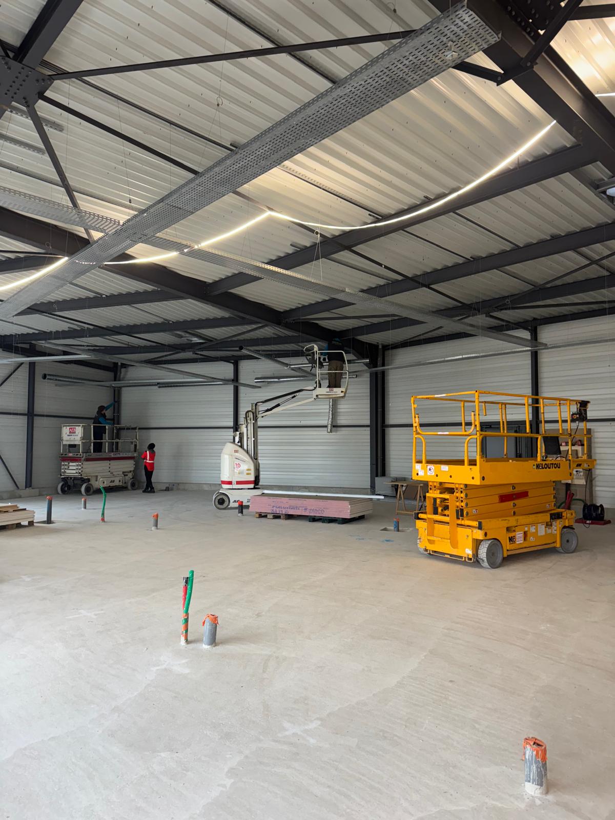 Chantier d'installation électrique industrielle avec nacelle par l'équipe Gap Énergie