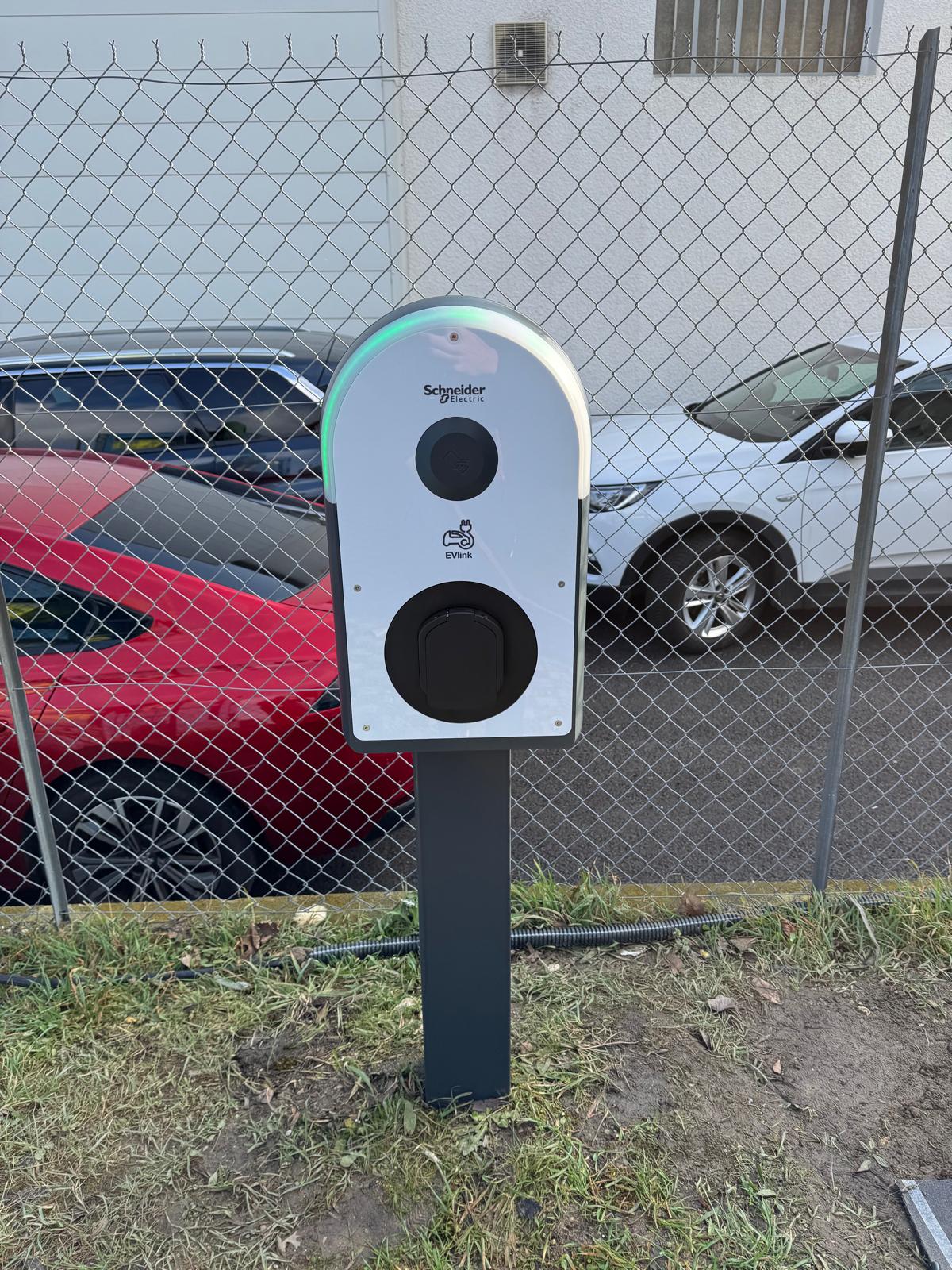 Borne de recharge Schneider EVlink installée par Gap Énergie