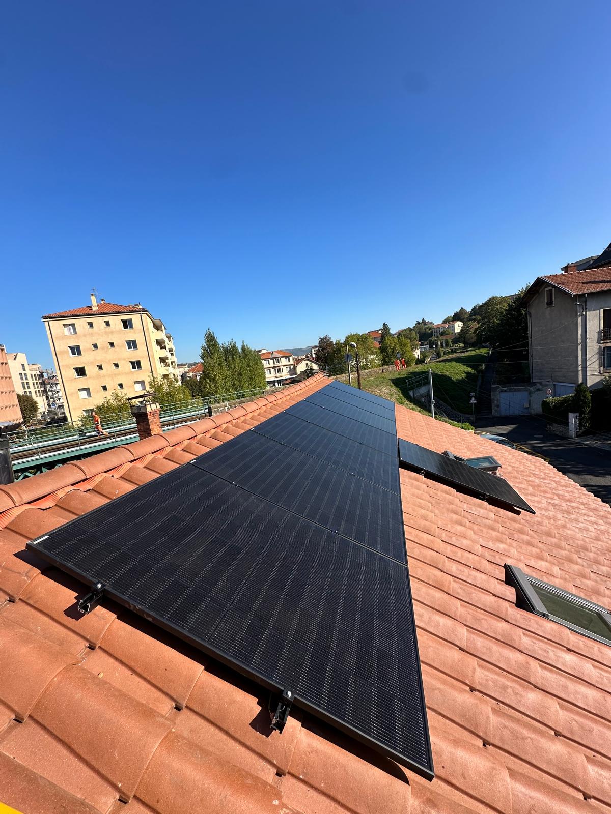 Panneaux solaires sur toiture résidentielle